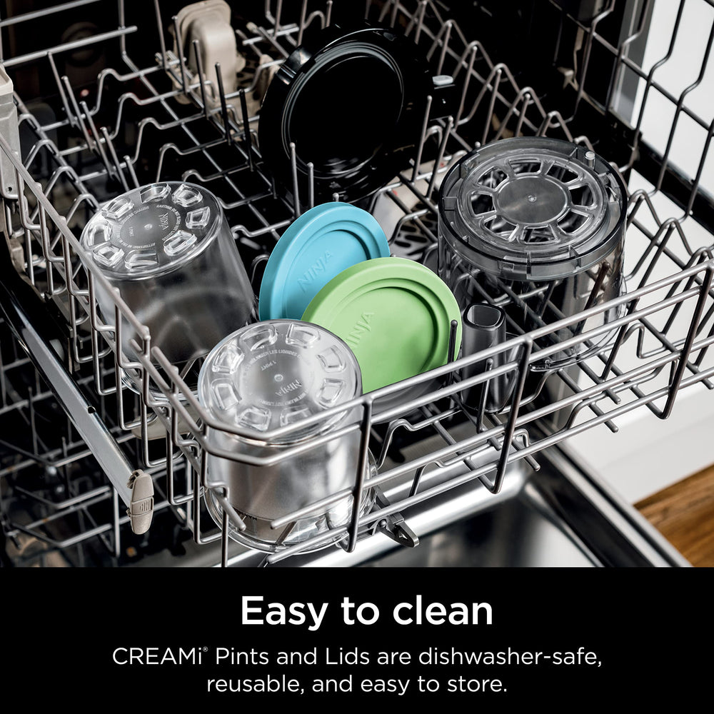 Lifestyle en cocina con Ninja CREAMi pints listos, ideal para preparar helados caseros