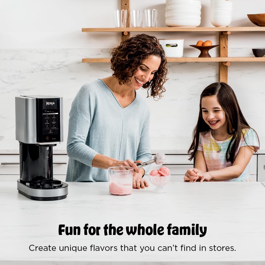 Comparación de tamaño de Ninja CREAMi NC301 junto a utensilios de cocina