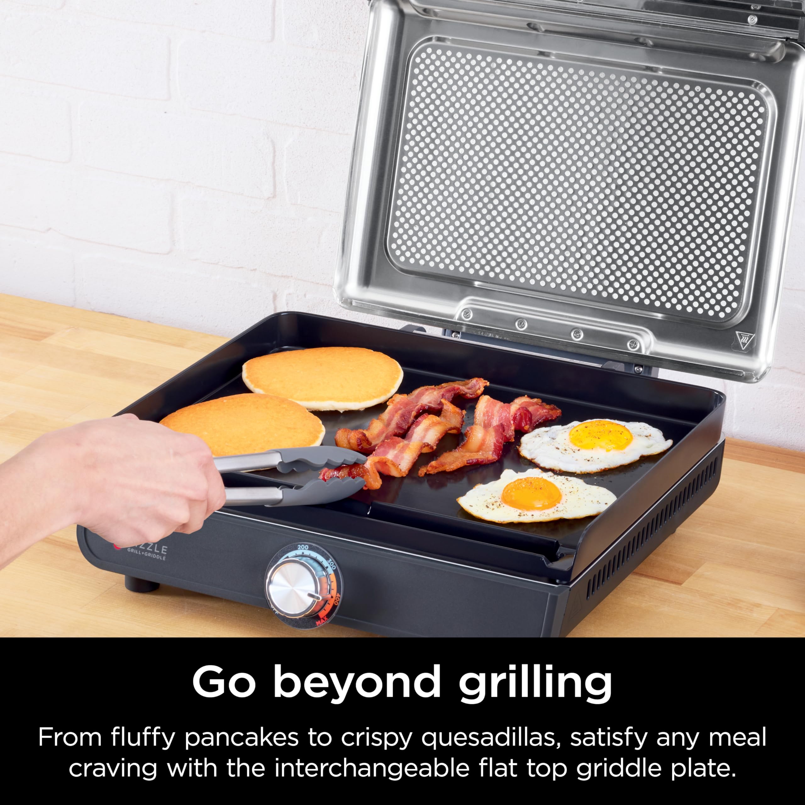 Ninja Sizzle en encimera con verduras y carnes asadas, cocina familiar y compacta