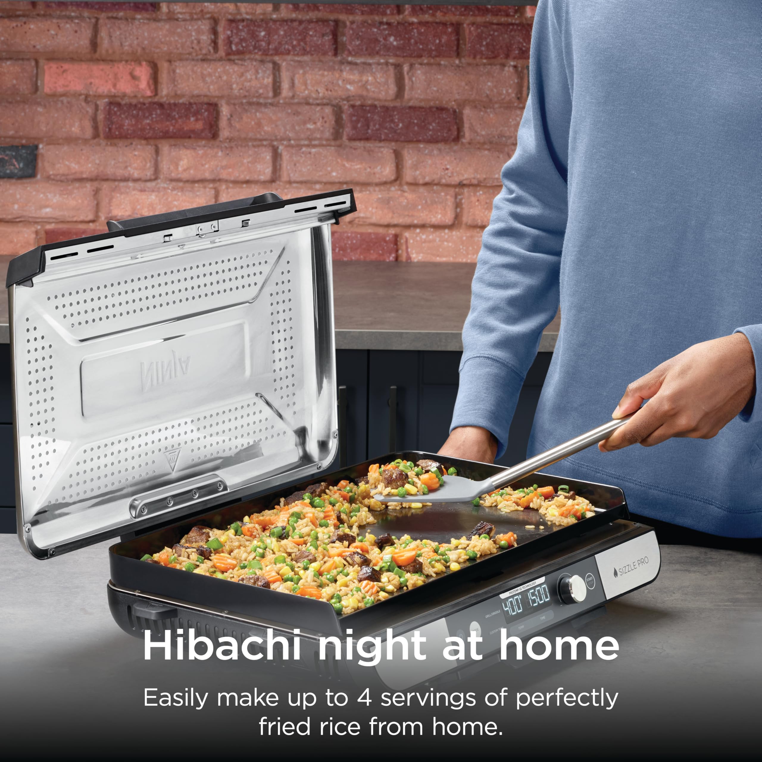 Ninja Sizzle Pro XL en uso cocinando desayuno familiar, cocina rápida para varios