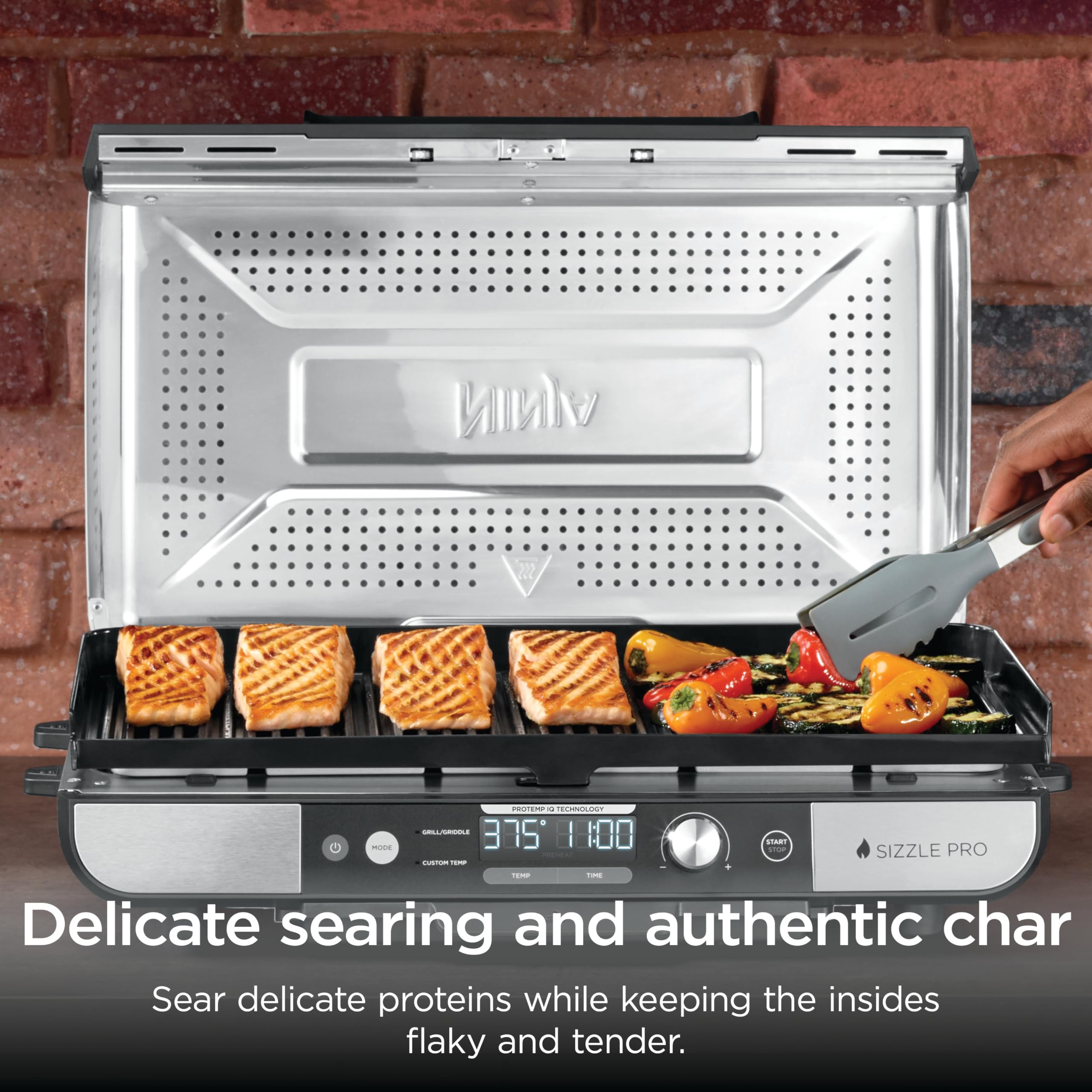 Ninja Sizzle Pro XL en uso con filetes y verduras, sellado uniforme y capacidad XL