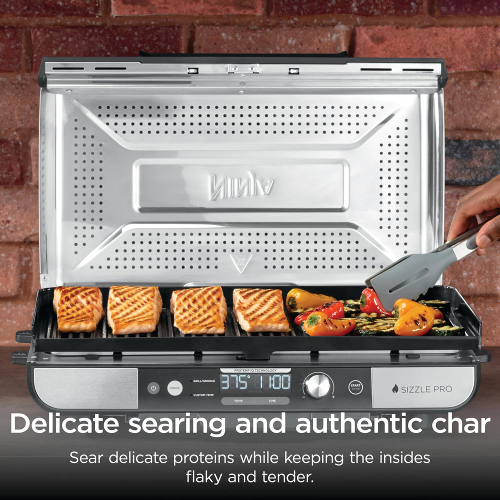 Ninja Sizzle Pro XL en uso con filetes y verduras, sellado uniforme y capacidad XL
