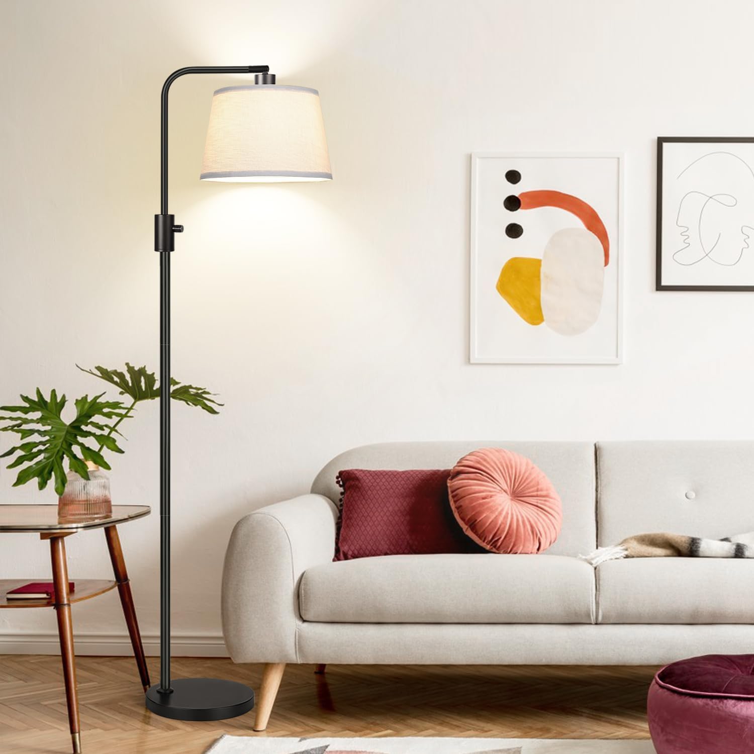 Nintiue lámpara en salón junto a sillón, crea ambiente de lectura cómodo