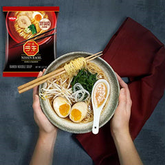 NISSIN RAOH paquete abierto con sobres de condimento y facilidad de preparación
