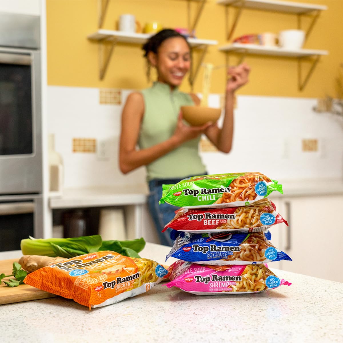 NISSIN bowl servido en mesa ambiente casual listo para disfrutar