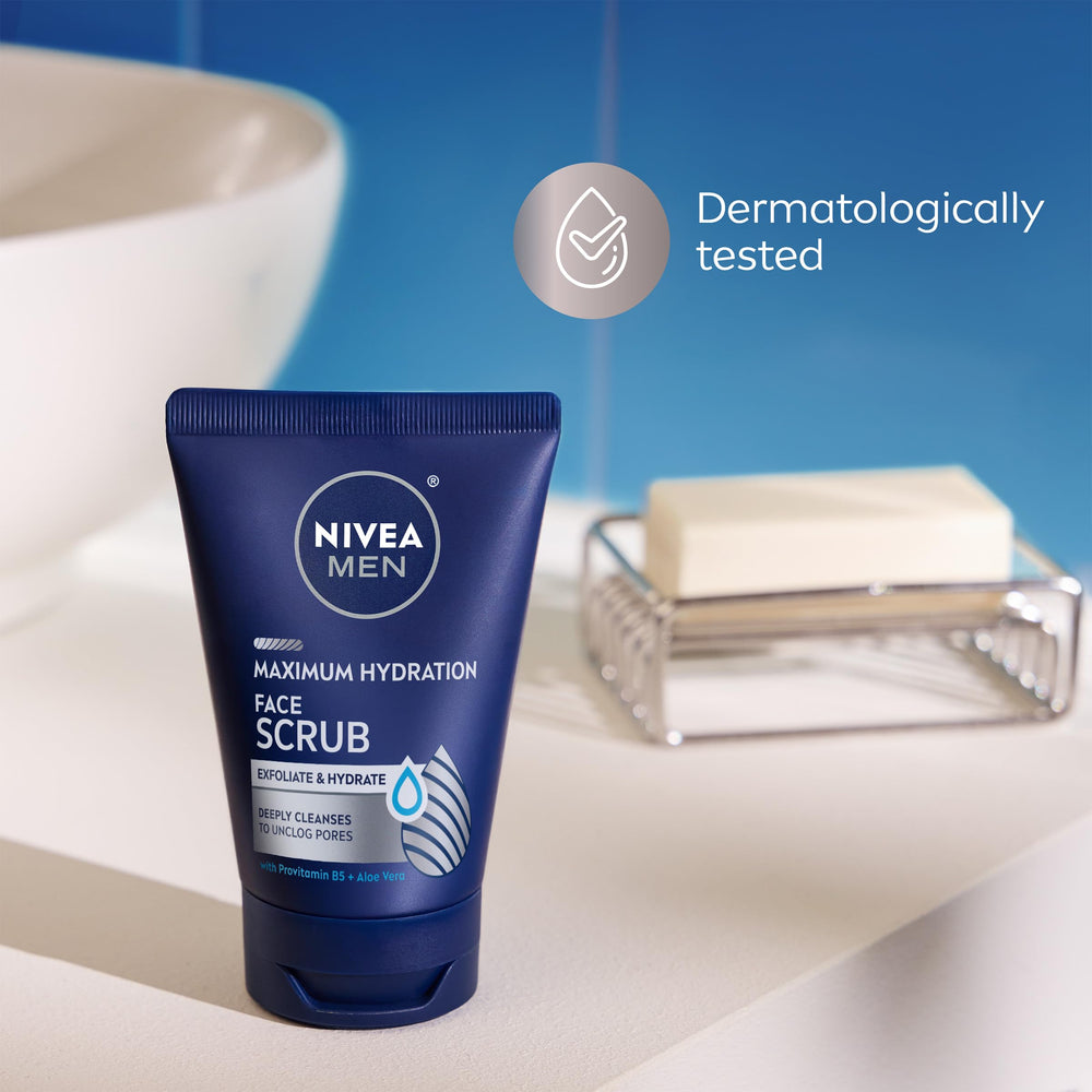 NIVEA MEN pack estilizado en baño que sugiere uso diario práctico