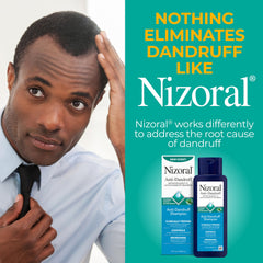 Nizoral champú en uso en la ducha ofreciendo alivio del picor