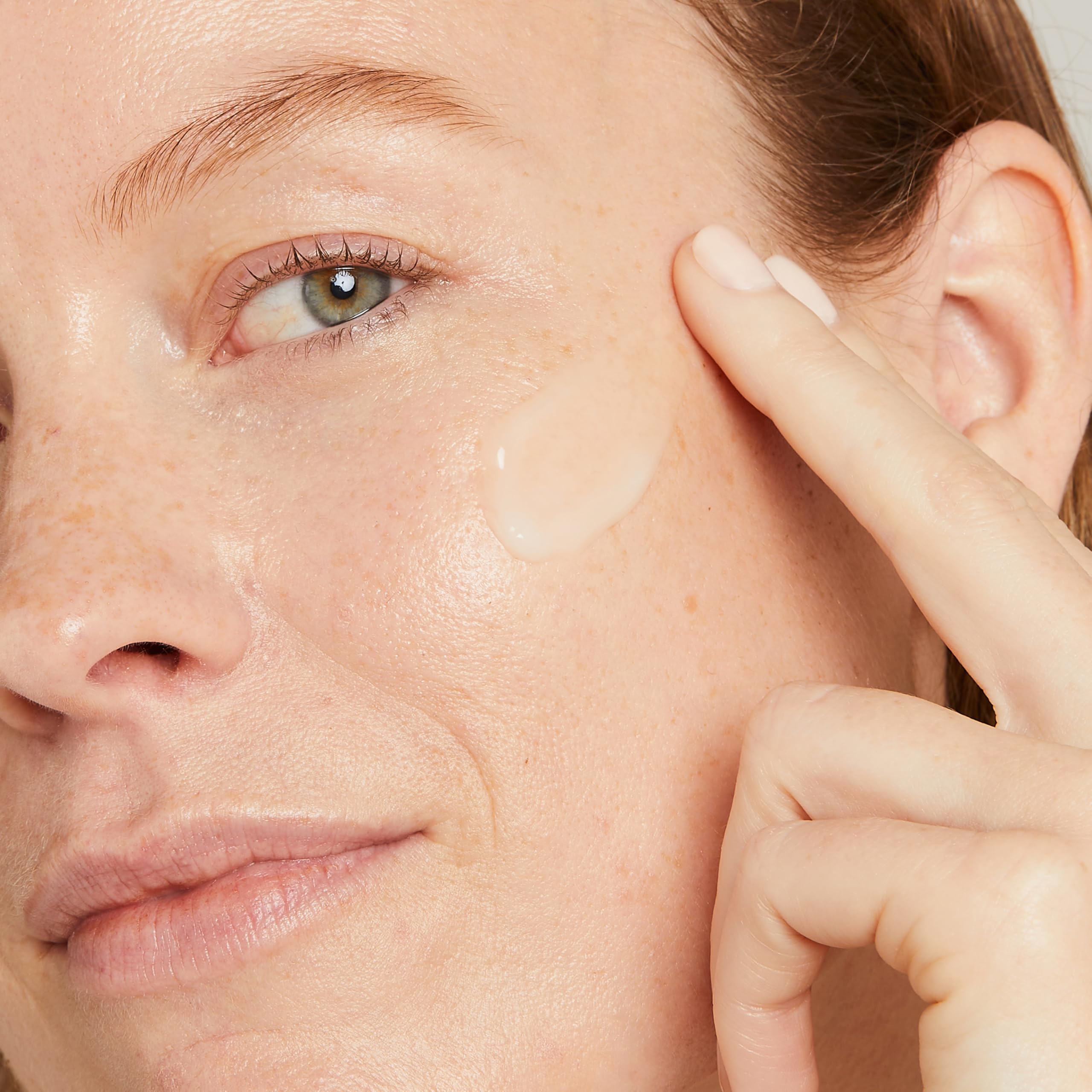 No7 aplicación del sérum en rostro y cuello demostrando método de masaje ascendente