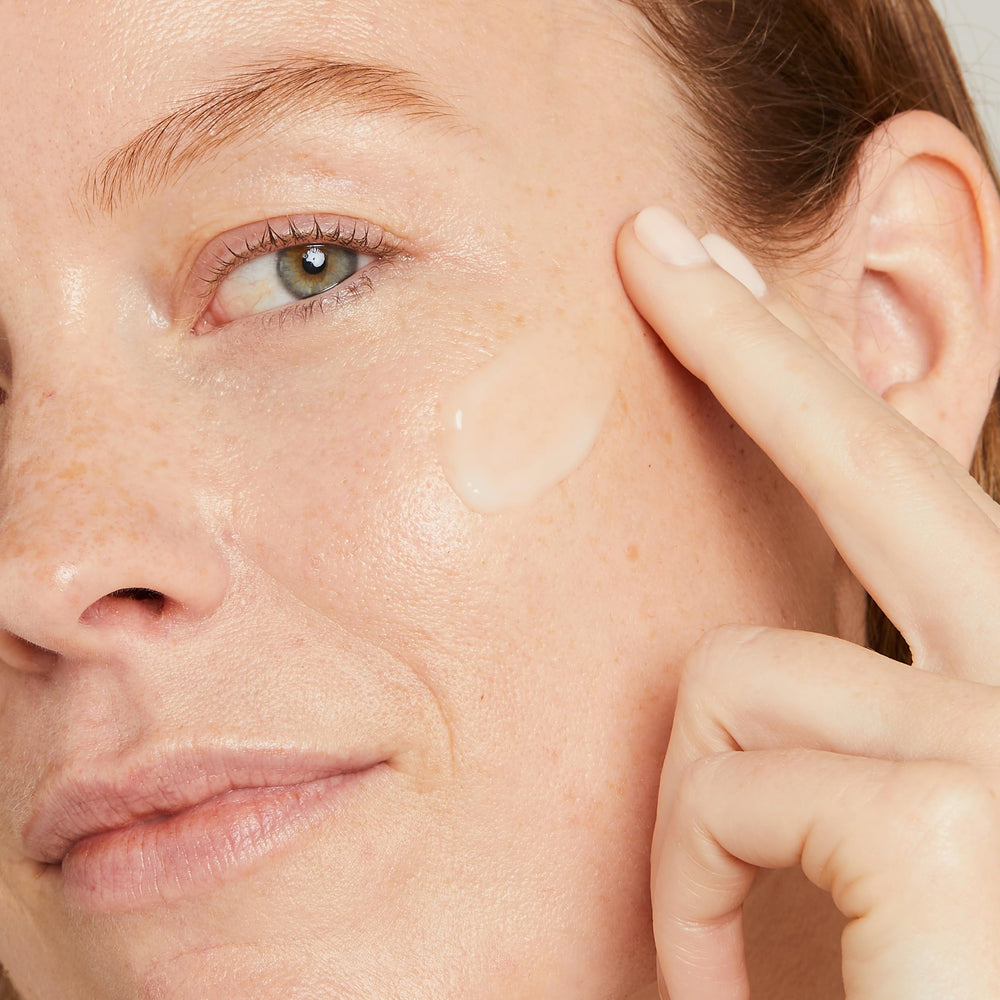 No7 aplicación del sérum en rostro y cuello demostrando método de masaje ascendente