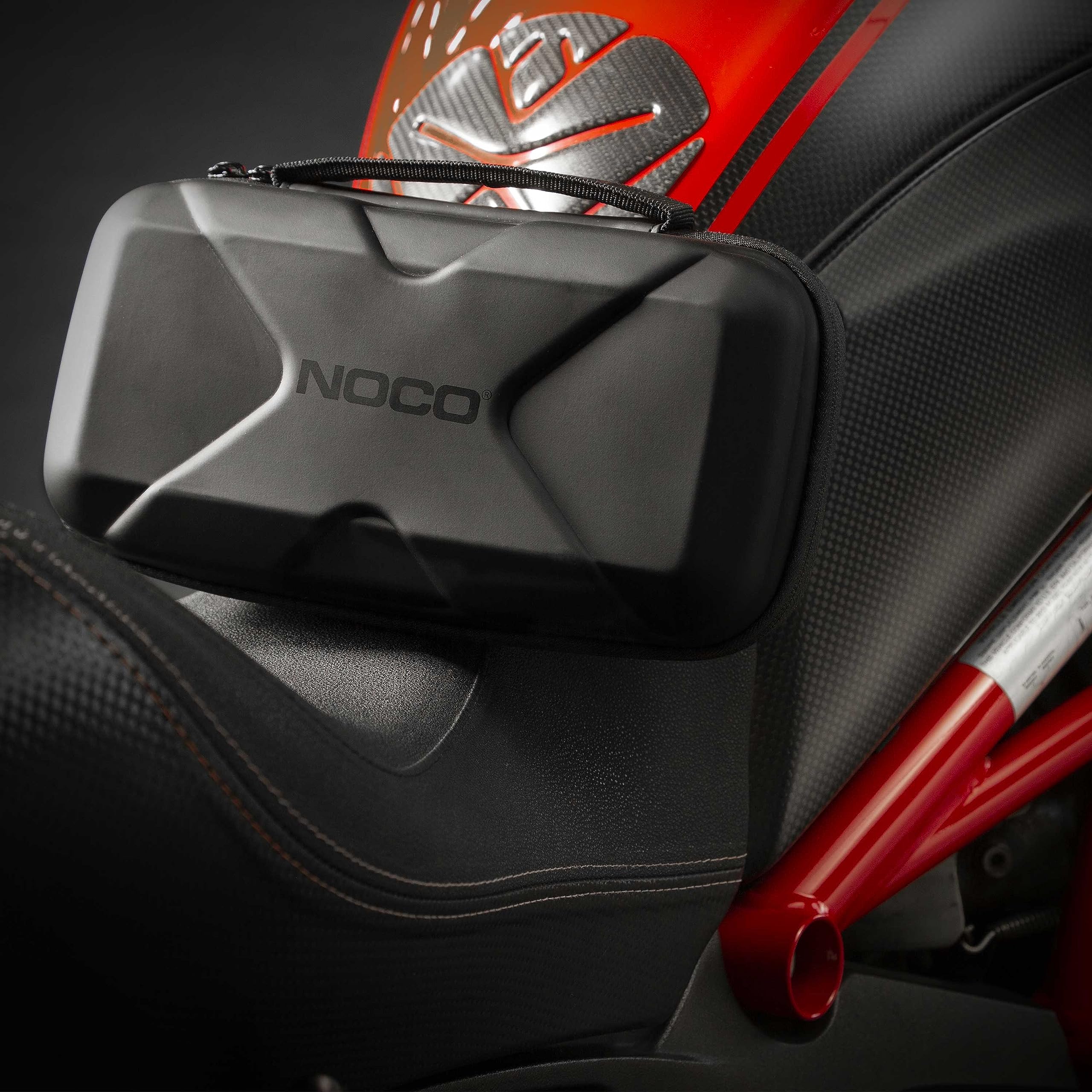 NOCO funda junto a otros objetos para mostrar tamaño y escala