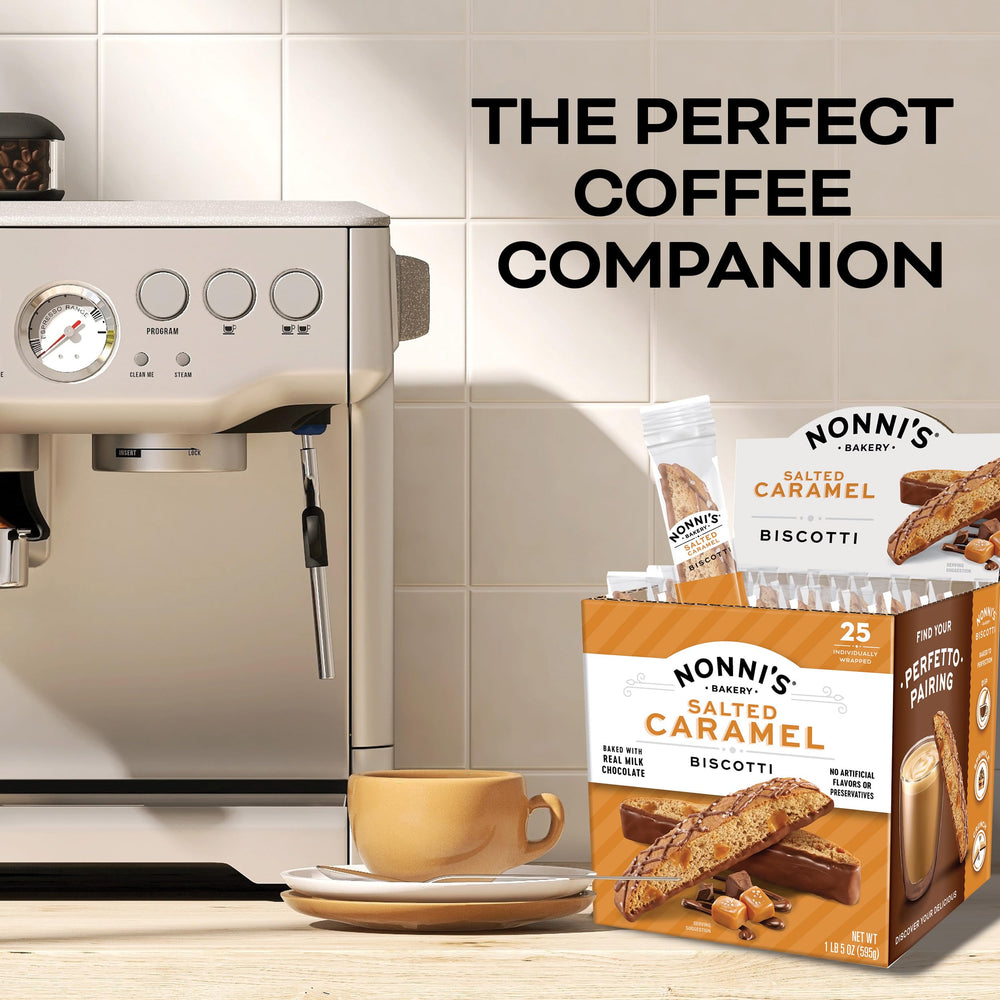 Nonni's biscotti apoyada en taza de café mostrando maridaje ideal