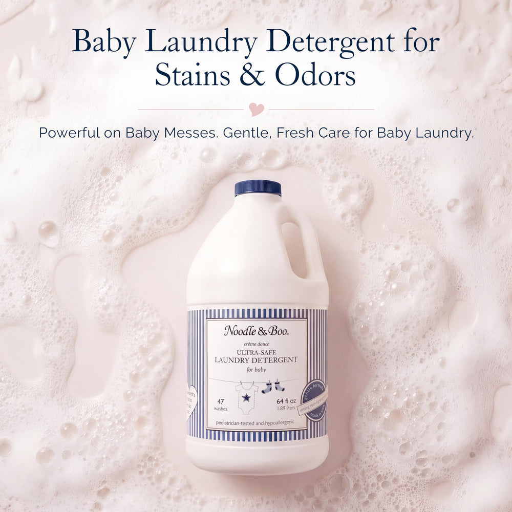 Noodle & Boo detergente vertiéndose, muestra fluidez y fácil aplicación