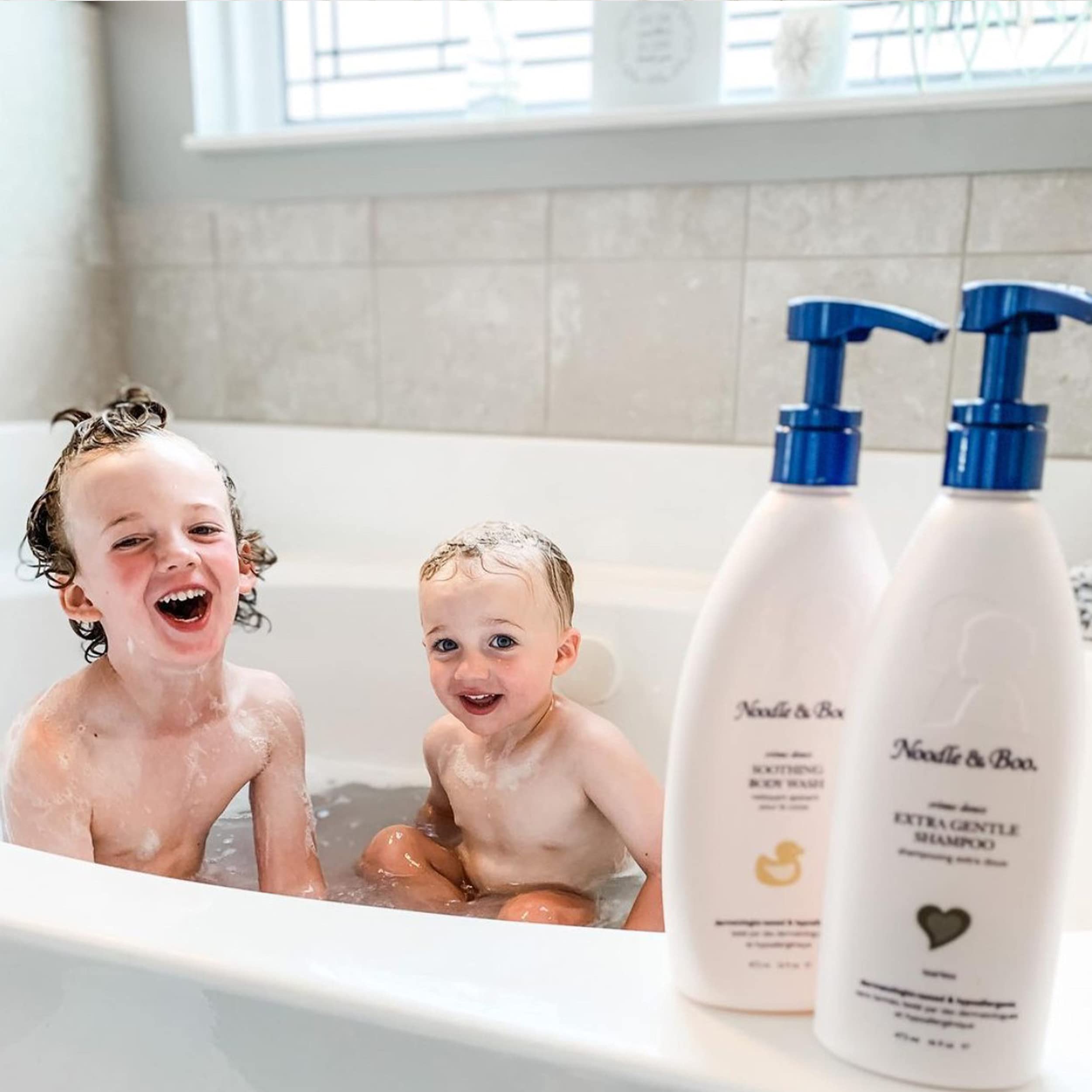 Noodle & Boo gel usado en bañera de bebé que facilita un baño reconfortante