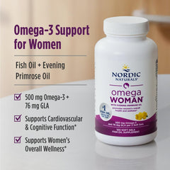 Nordic Naturals cápsula en mano para comparar tamaño y facilidad de ingesta