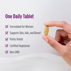 Nordic Naturals mujer tomando la tableta para facilidad en la rutina diaria