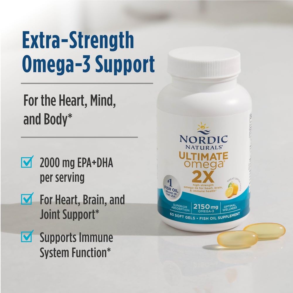Nordic Naturals cápsula Ultimate Omega 2X sostenida en mano para visualizar tamaño