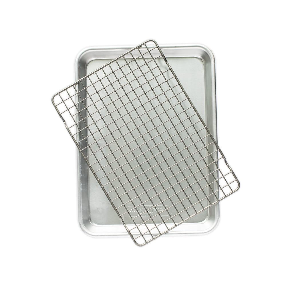 Nordic Ware bandeja frontal mostrando tamaño y acabado, ideal para hornear