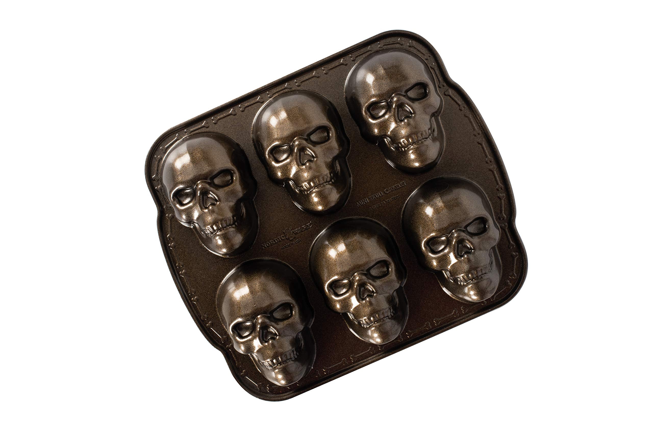 Nordic Ware caja delantera del molde Haunted Skull mostrando diseño bronce y ventaja estética