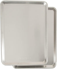 Nordic Ware bandeja frontal mostrando acabado y forma, mejora el horneado