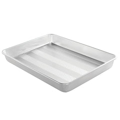 Nordic Ware vista frontal de la bandeja Prism mostrando capacidad y bordes resistentes