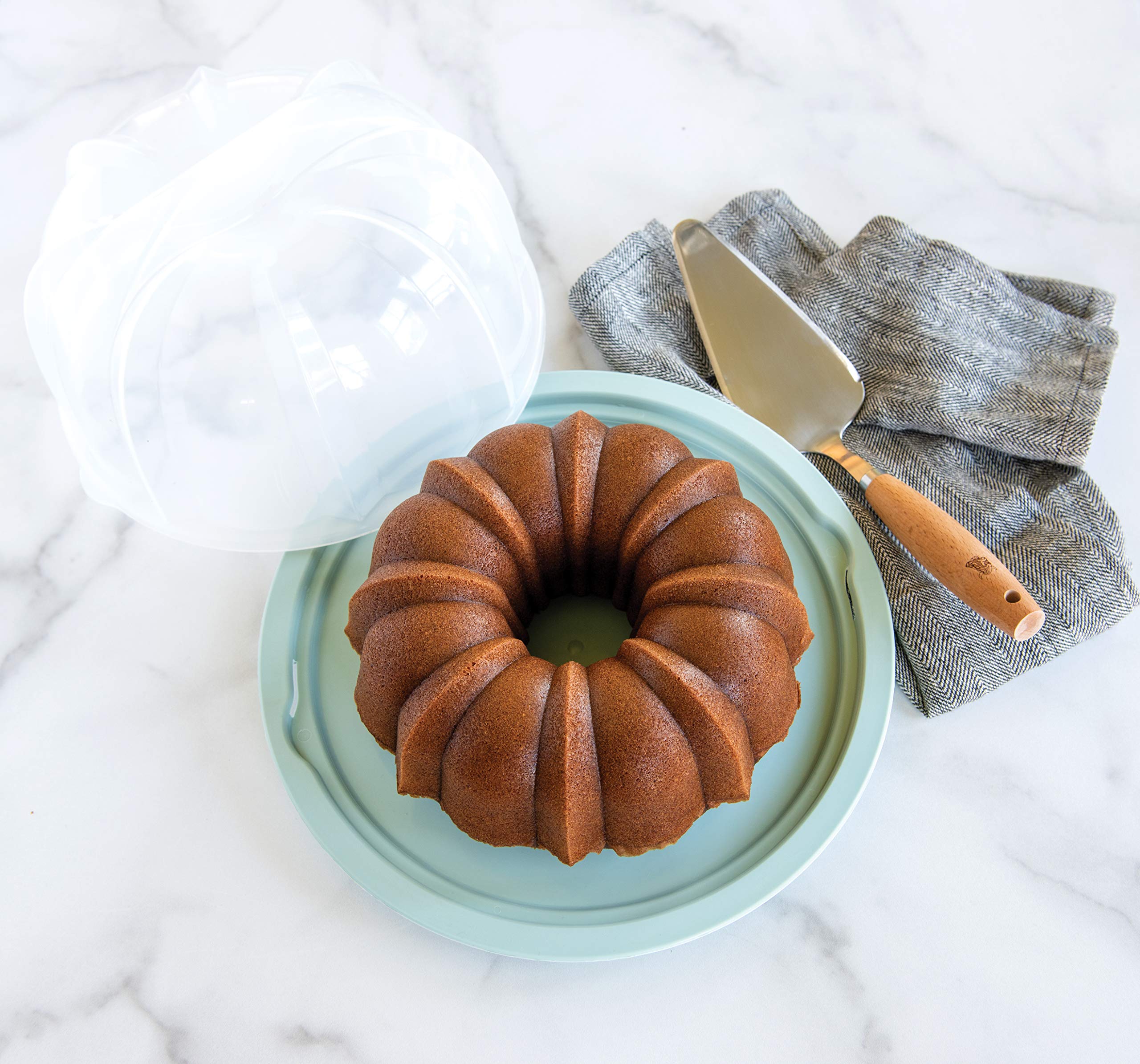 Nordic Ware cake keeper con Bundt dentro listo para transportar sin dañarlo