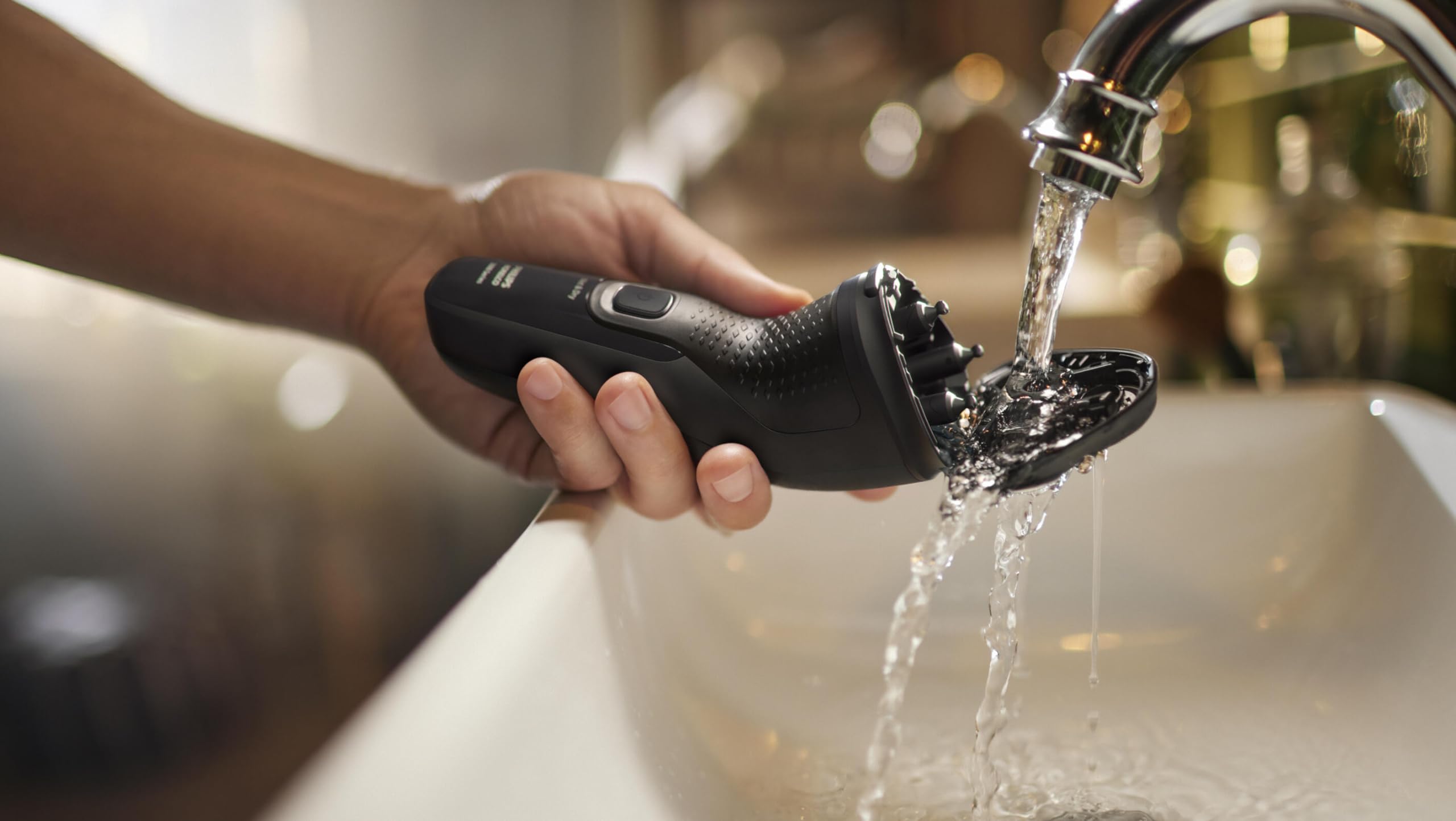 Philips Norelco en entorno de baño moderno, producto integrado en rutina diaria