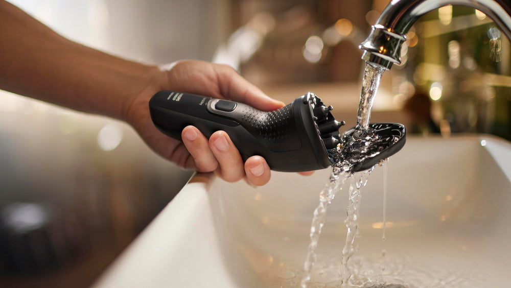 Philips Norelco en entorno de baño moderno, producto integrado en rutina diaria