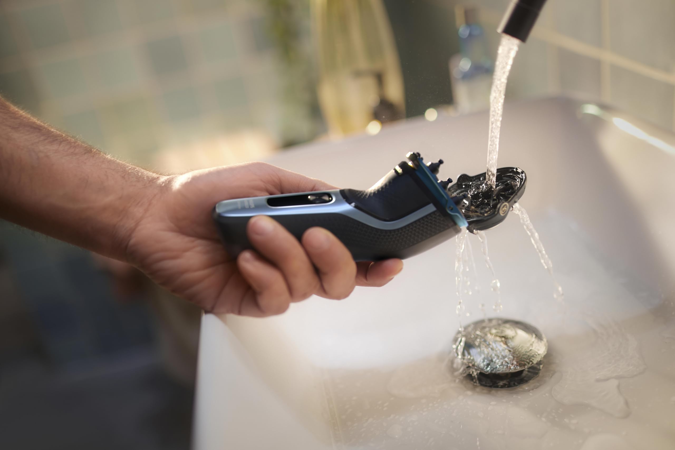 Philips Norelco 3600 en maleta de viaje señalando portabilidad práctica