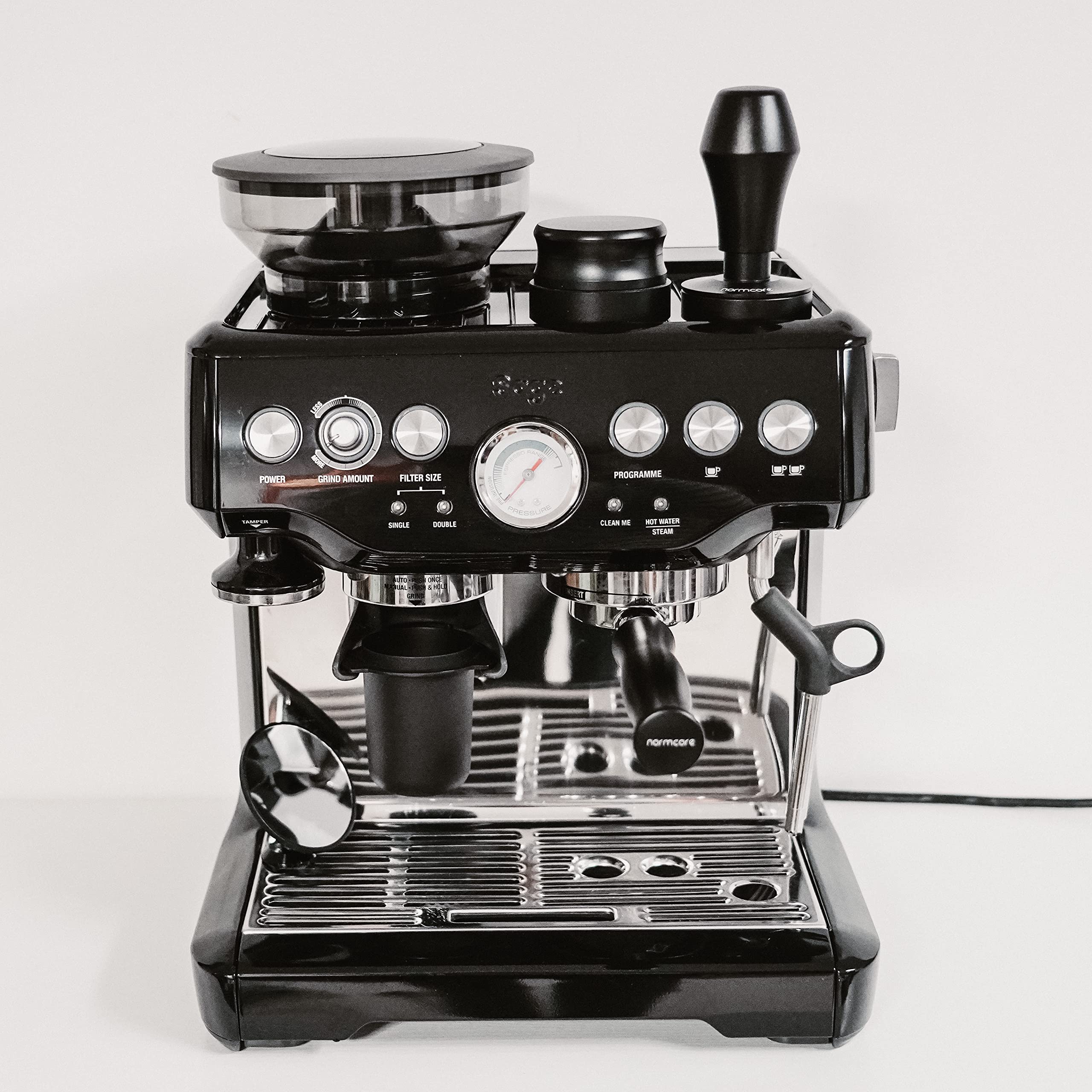 Normcore V4 tamper con su soporte, almacenamiento ordenado y profesional