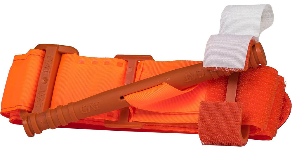 North American Rescue C-A-T GEN 7 comparado a una mano para referencia de tamaño y transporte portátil