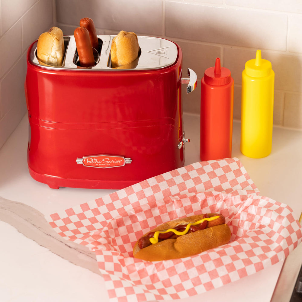 Nostalgia en ambiente de fiesta con hot dogs listos, ideal para reuniones informales