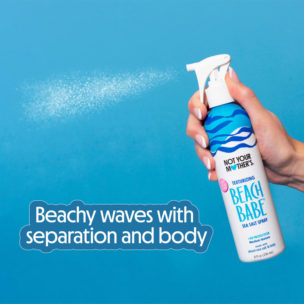 Not Your Mother's primer plano del spray sobre fondo tropical, resalta aroma