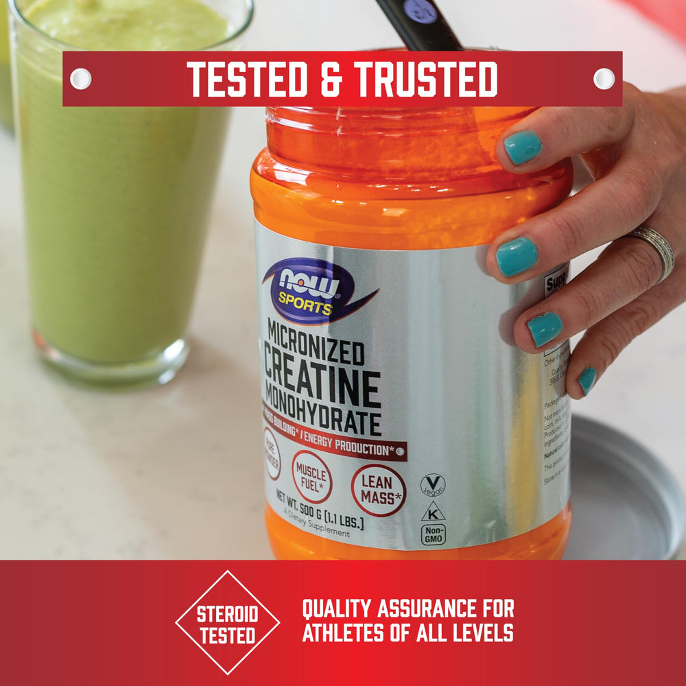 Cucharilla dosificadora con polvo de NOW Creatine lista para medir dosis