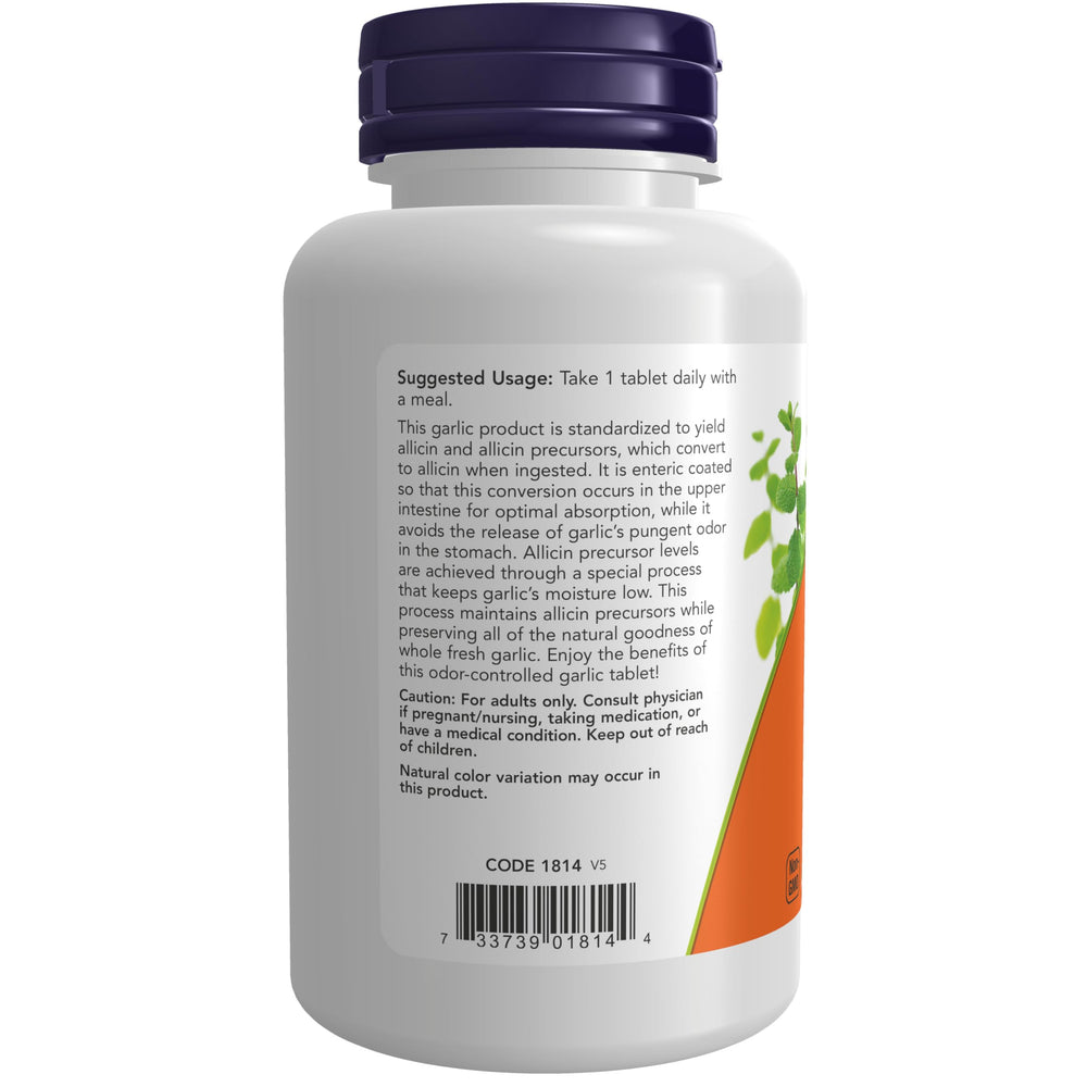 NOW Foods tableta en mano para mostrar tamaño y dosis diaria recomendada