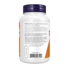 NOW Foods cápsulas vegetales en mano mostrando tamaño cómodo y dosificación