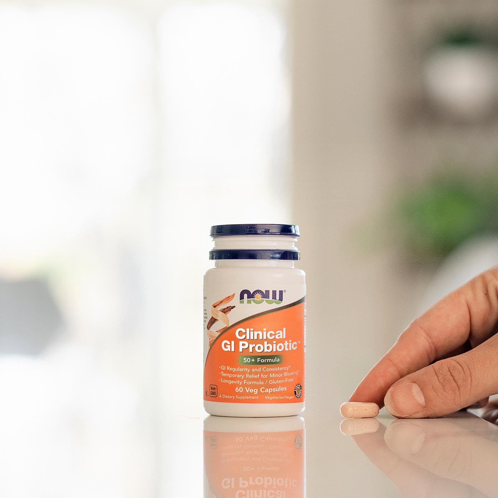 NOW Foods tamaño de cápsula comparado con moneda para referencia de escala