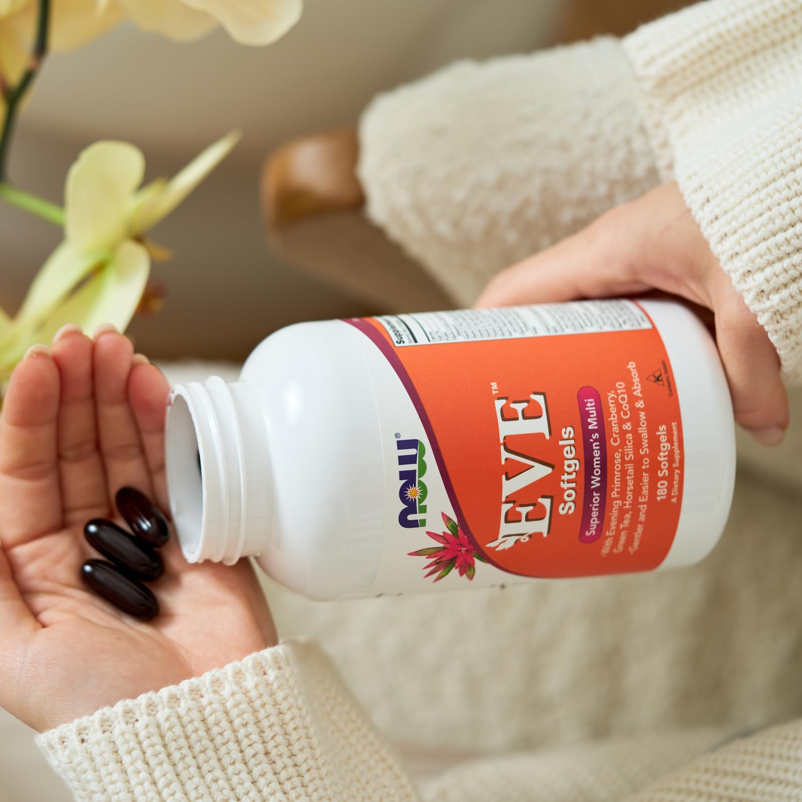 NOW Foods softgels junto a desayuno saludable, uso cotidiano
