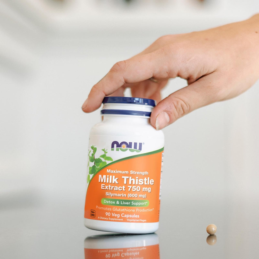 NOW Foods producto ambientado en mesa para rutina de bienestar