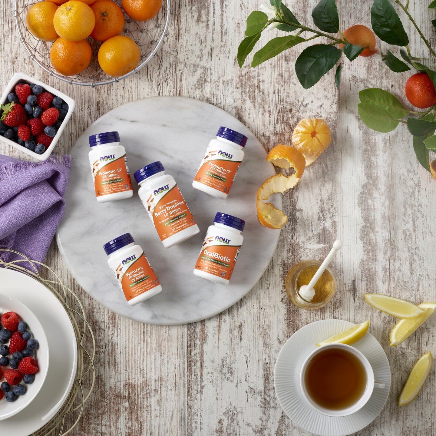 NOW Foods cápsula junto a vaso de agua ilustrando consumo diario sencillo