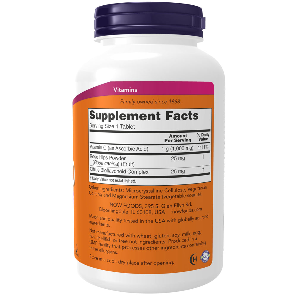 NOW Vitamin C tabletas en mano para visualizar dosificación y tamaño práctico