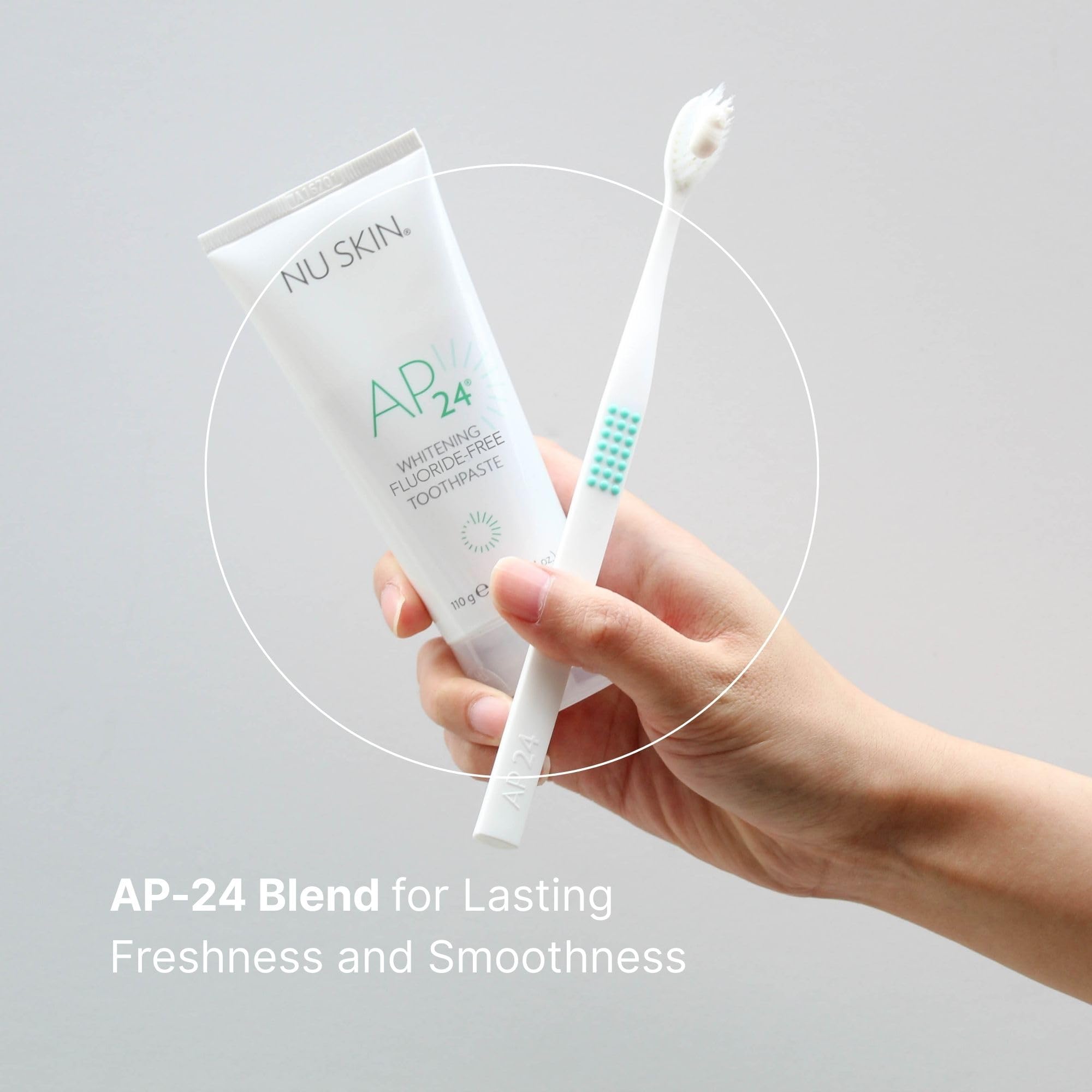 Nu Skin tubo en mano para comparar tamaño y portabilidad 4 oz