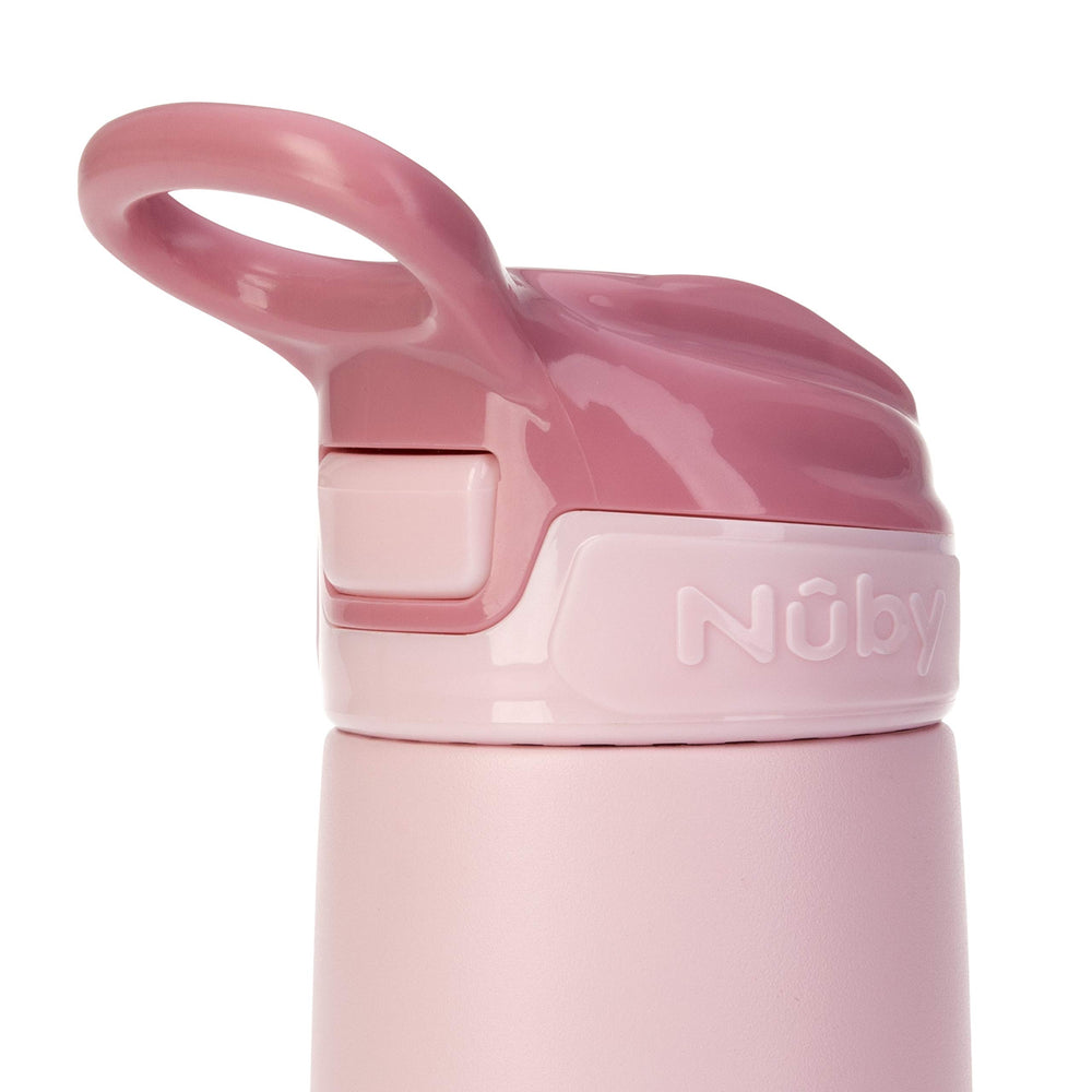 Nuby en manos de niño bebiendo, uso cómodo e independiente