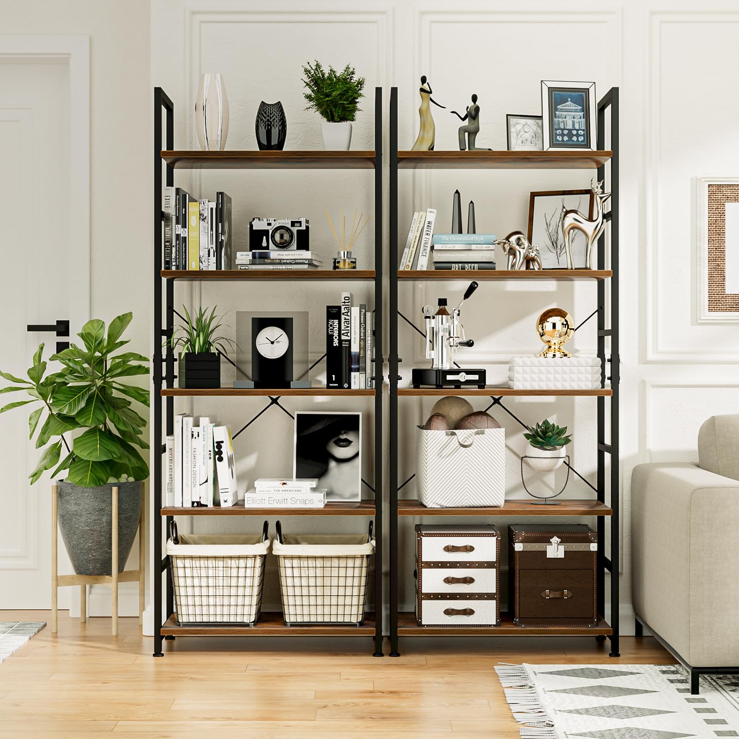 NUMENN estantería colocada en salón con plantas y libros, aporta estilo y orden