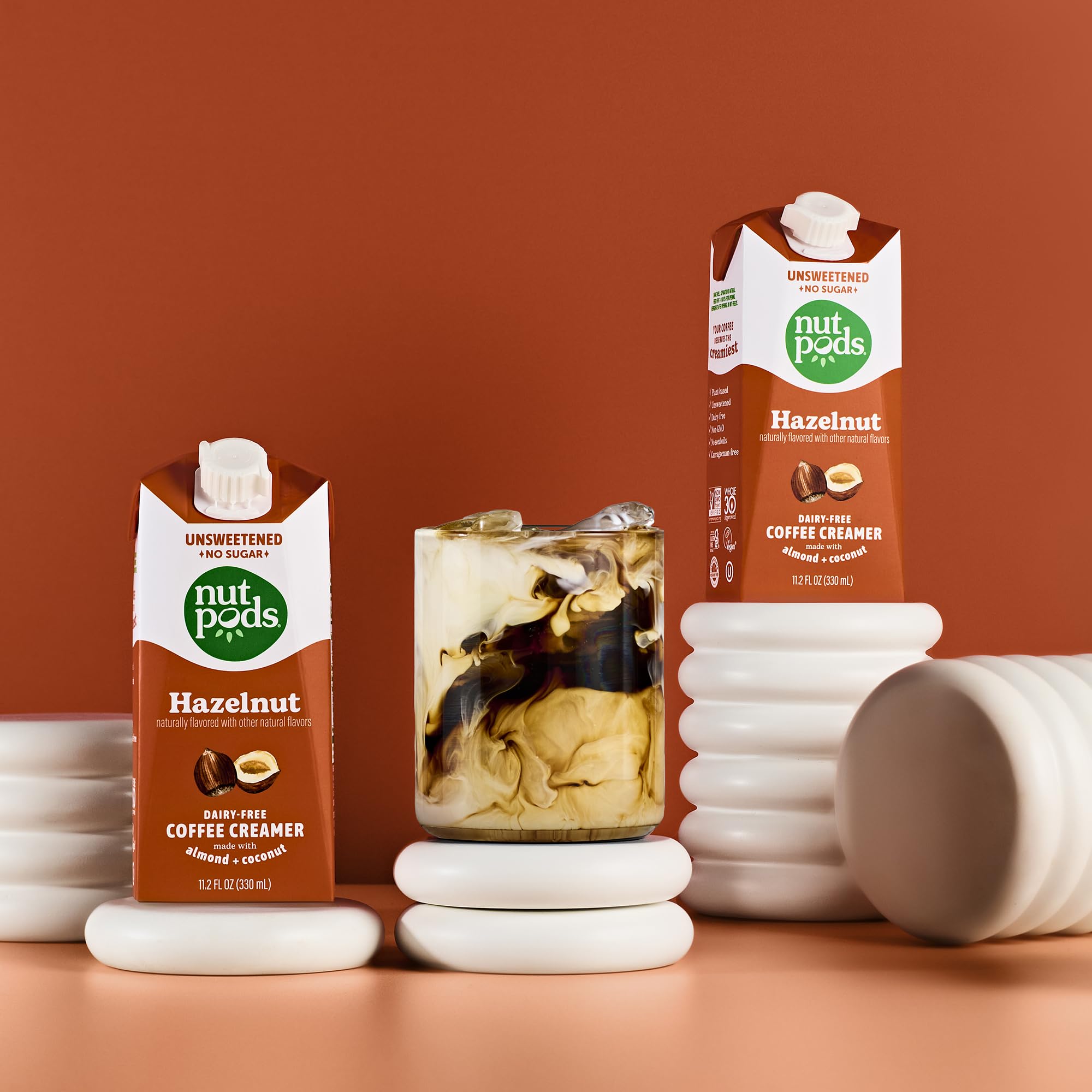 nutpods creamer de avellana vertiéndose, sabor complementa el café