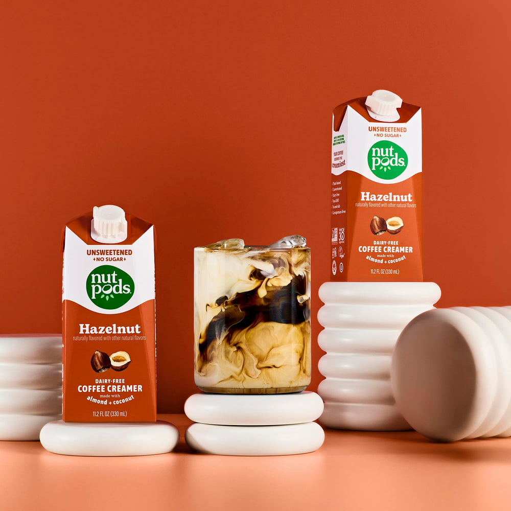 nutpods creamer de avellana vertiéndose, sabor complementa el café