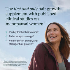 Nutrafol mujer 45+ tomando suplemento para cabello más grueso
