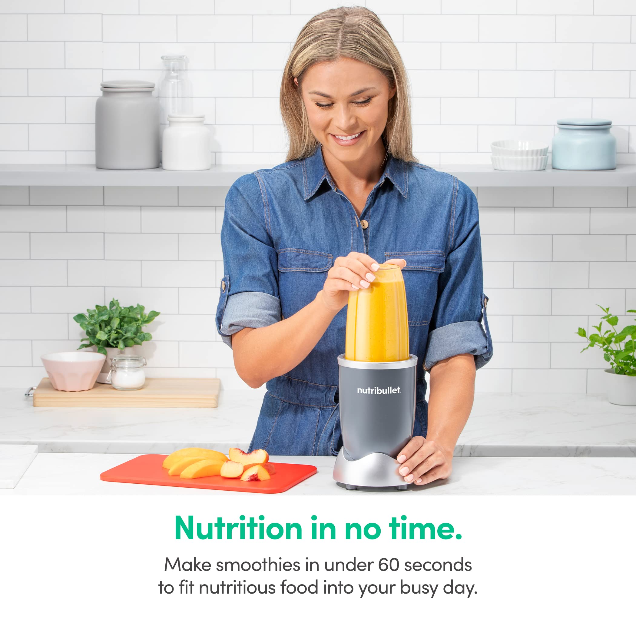 NutriBullet comparación de tamaño en mano, diseño compacto