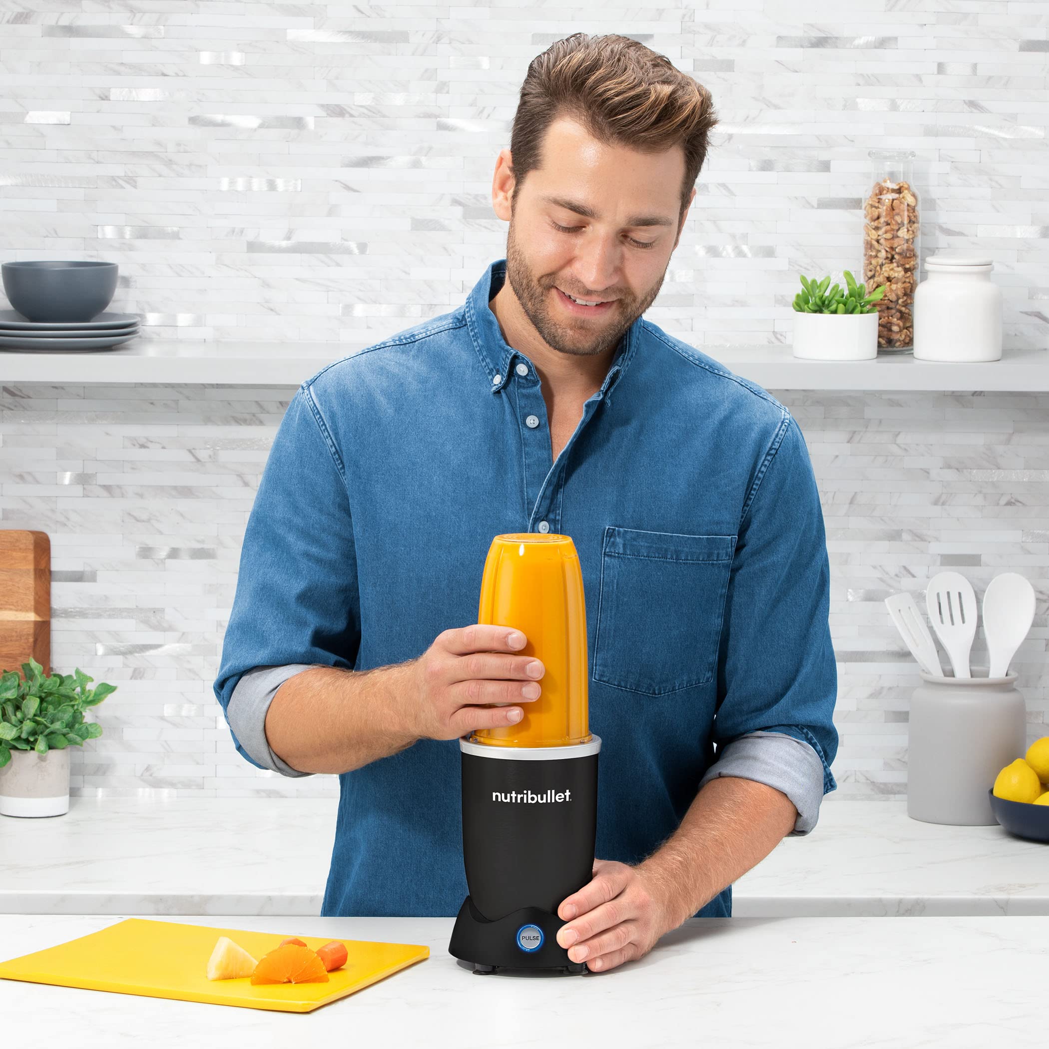 NutriBullet Pro+ al lado de tazas para mostrar tamaño y escala compacta