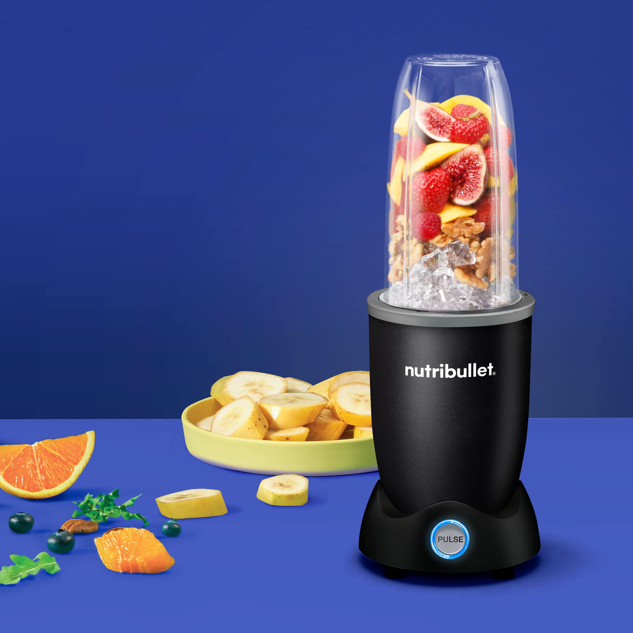 NutriBullet Pro+ en cocina siendo usada para preparar un batido rápido