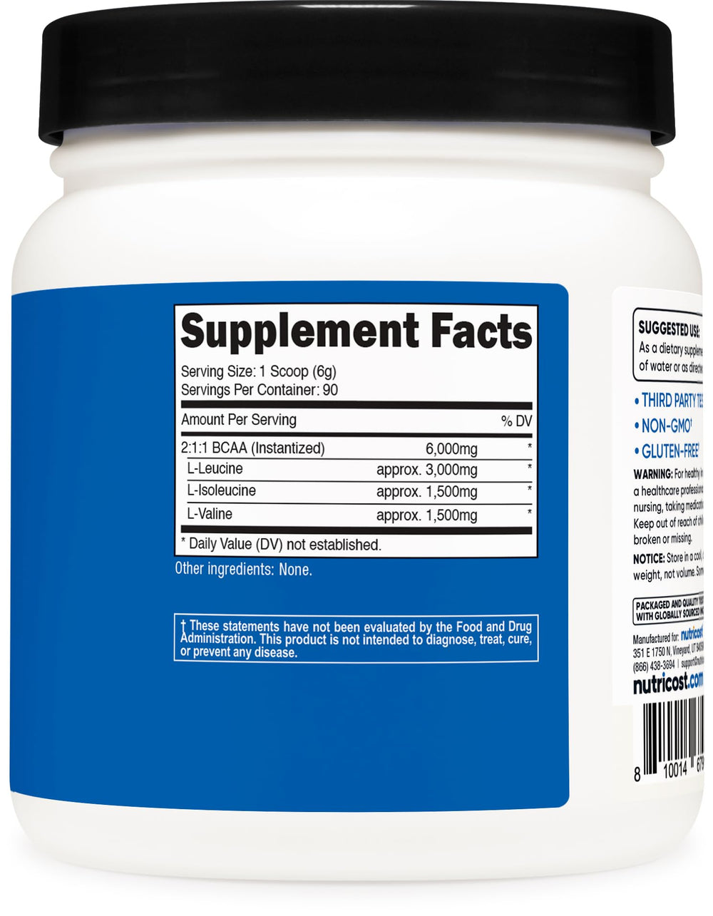 Atleta en gimnasio usando Nutricost BCAA en botella, complemento para entreno